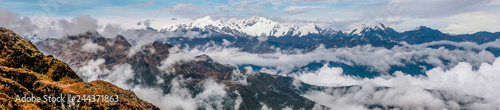 Panorama der atemberaubenden Aussicht auf schneebedeckte Gipfel der Anden in einem Wolkenmeer von einem Pass in über 4000 Meter Höhe während der Wanderung auf dem Inka Trail in Peru