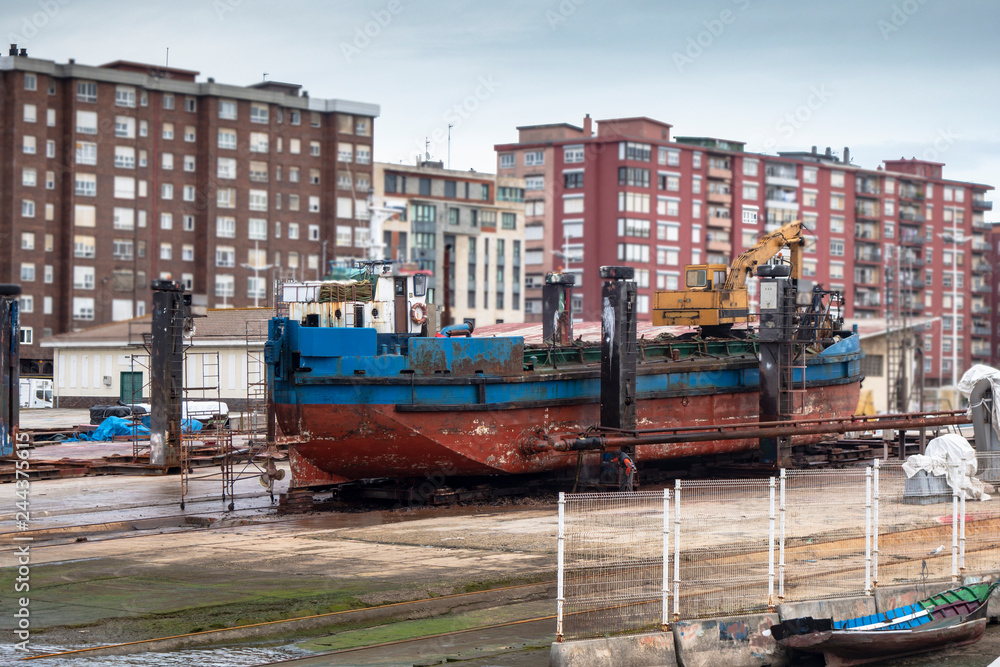 barco siendo reparado en un astillero o dique seco