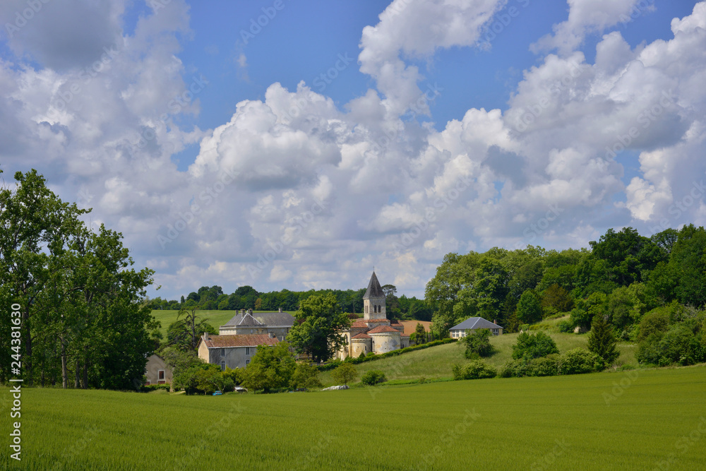 Ligueux (24460 Sorges et Ligueux) en Périgord entre ciel et verdure, département de Dordogne en région Nouvelle-Aquitaine, France