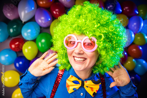 Frau in Karnevalstimmung auf einem bunten Hintergrund aus Luftballons 