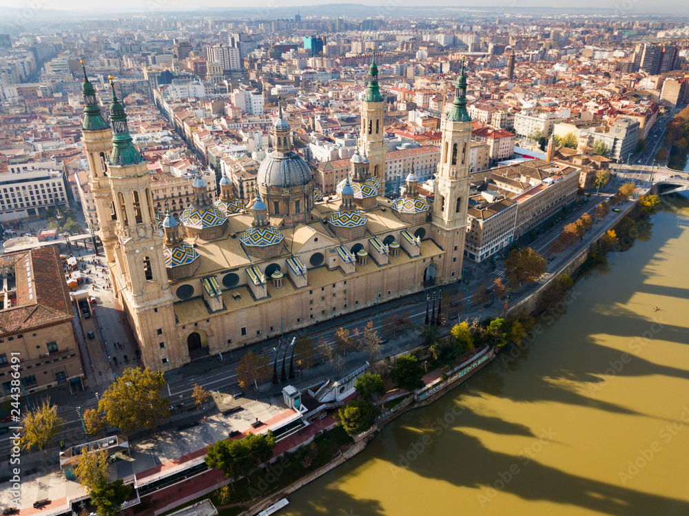 Obraz premium Saragossa with Cathedral Basilica