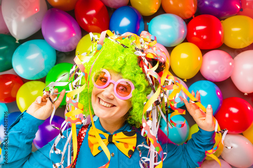 Frau in Karnevalstimmung auf einem bunten Hintergrund aus Luftballons  © karepa