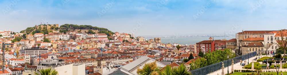 Aussicht in Lissabon auf Castelo Sao Jorge und den Fluß Tejo