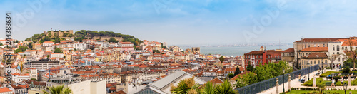 Aussicht in Lissabon auf Castelo Sao Jorge und den Fluß Tejo