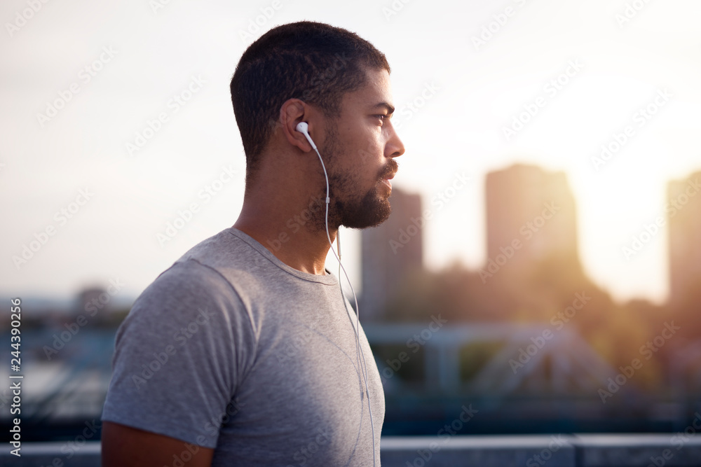 Φωτογραφία Close up image of fit young sportsman wearing earphones focusing for his training