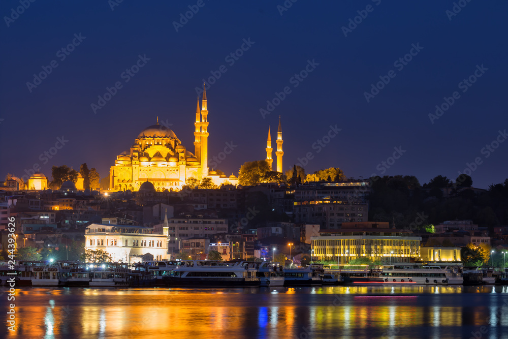 Fototapeta premium Suleymaniye Mosque on shores of Bosphorus at night