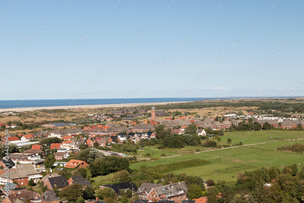 blick auf die häuser und grünanlage auf der nordsee insel borkum deutschland fotografiert während eines spaziergangs an einem sommer tag in farbe blick auf die häuser und grünanlage auf der nordsee insel borkum deutschland fotografiert während eines spaziergangs an einem sommer tag in farbe