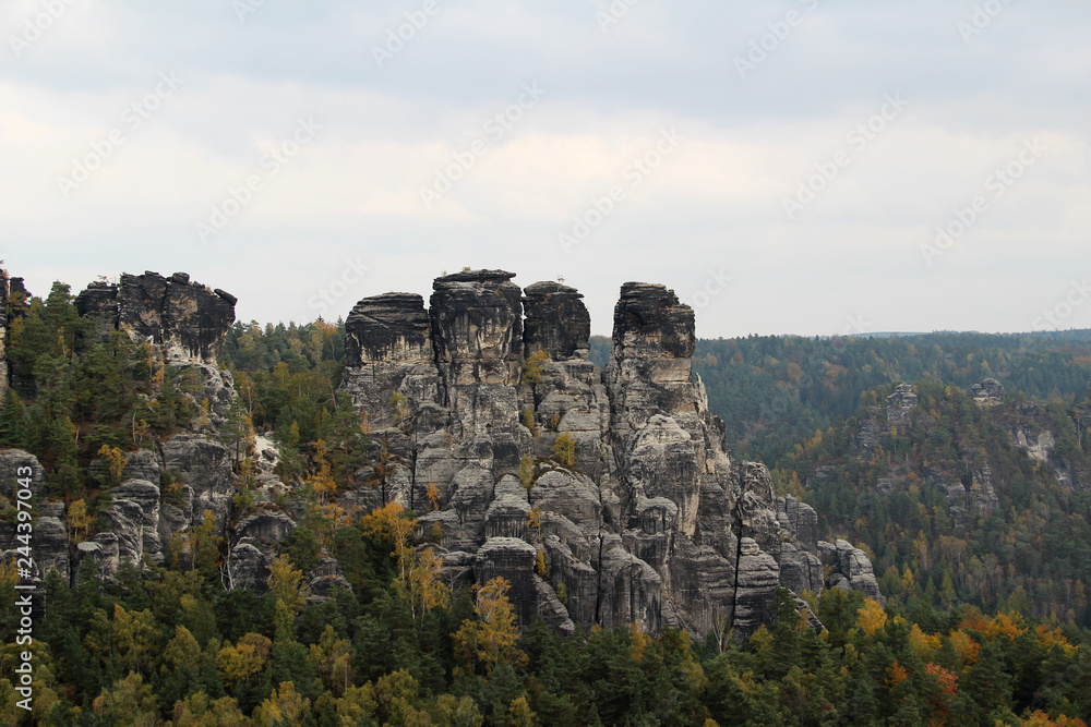 blick auf besonders geformte felsen in dresden sachsen deutschland fotografiert während einer sightseeing tour an einem sommertag in farbe