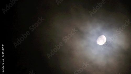 Mond in der Nacht taucht auf und verschwindet in dramatischen Wolken, Nachthimmel Video Footage 25 fps 1080p Zeitraffer photo