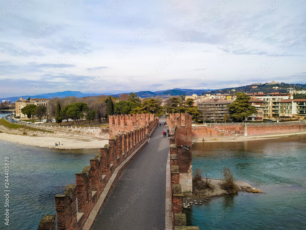 Veduta panoramica del fiume Adige che bagna Verona dalla torre di Castelvecchio