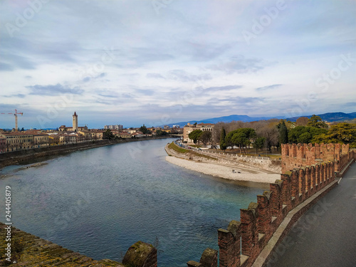 Veduta panoramica del fiume Adige che bagna Verona dalla torre di Castelvecchio