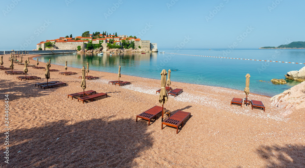 Obraz premium Pink sandy Milocer Beach (Montenegro, Sveti Stefan)