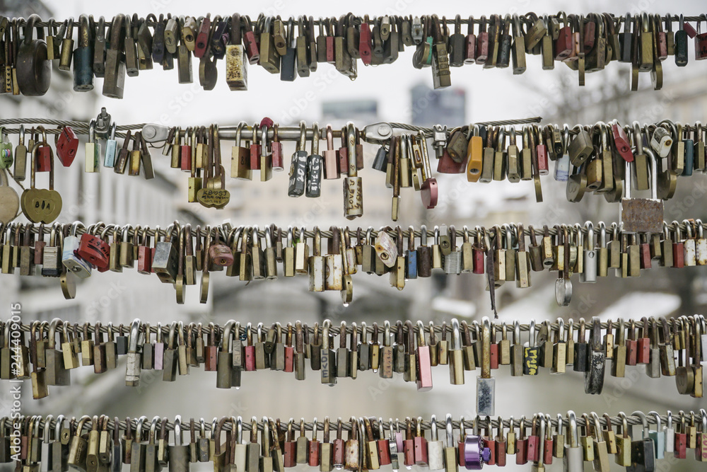 Liebesschlösser an der Brücke in Ljubljana Slovenien Vorderansicht