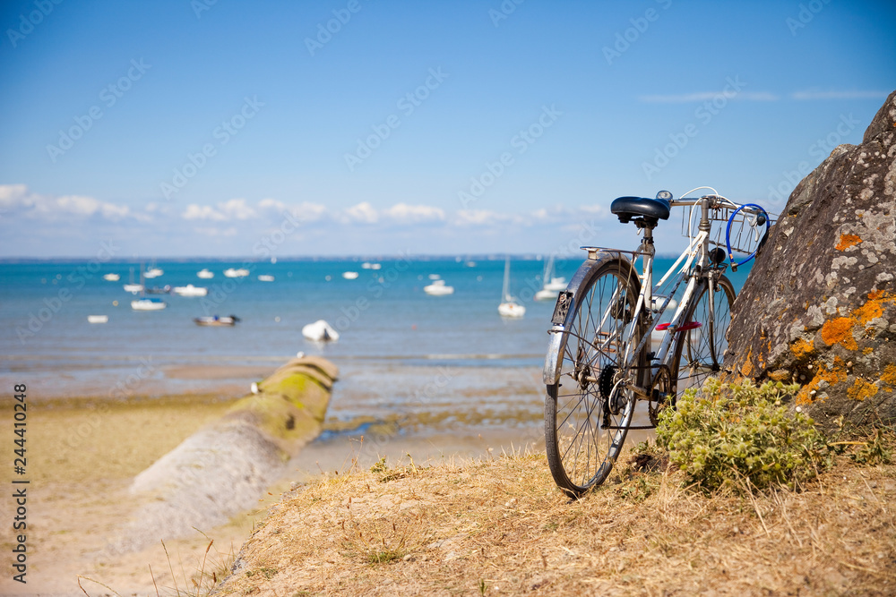 Fototapeta premium Vélo sur la côte Bretonne et ses plages