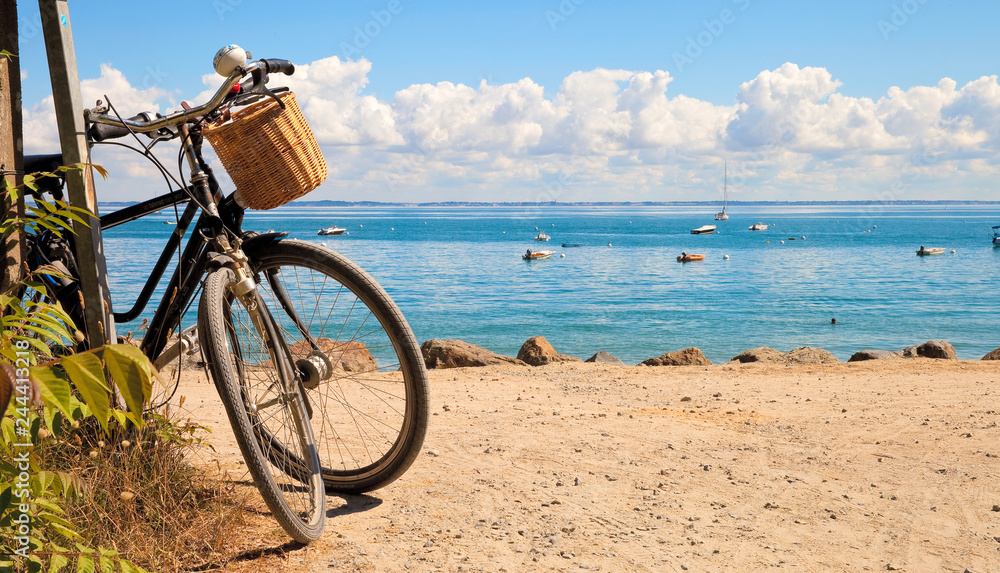 Fototapeta premium Plage et vélo sur la côte Vendéenne à Noirmoutier > Vendée > France
