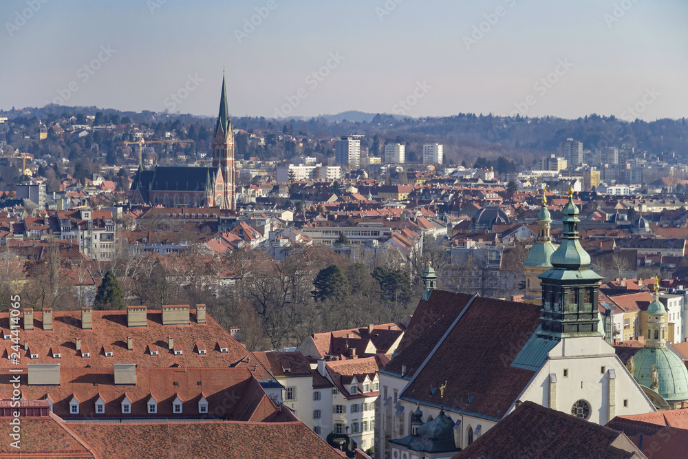 Stadtblick auf Graz in Österreich im Winter mit Sonnenschein