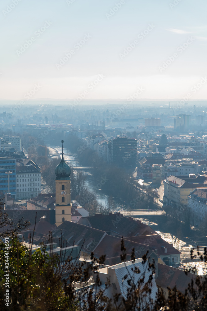 Aussicht über die Stadt Graz in Österreich bei Sonnenschein und zur Winterzeit