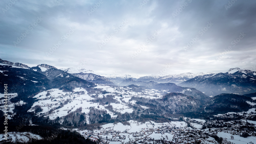 Panorama sur les alpes enneigées, vue depuis Onnion 74