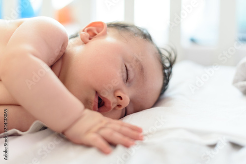 Bebé pequeño dormido en cuna 09