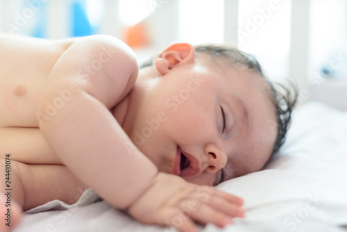 Bebé pequeño dormido en cuna 10