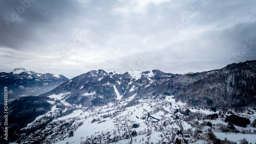 Panorama sur les alpes enneigées, vue depuis Onnion 74