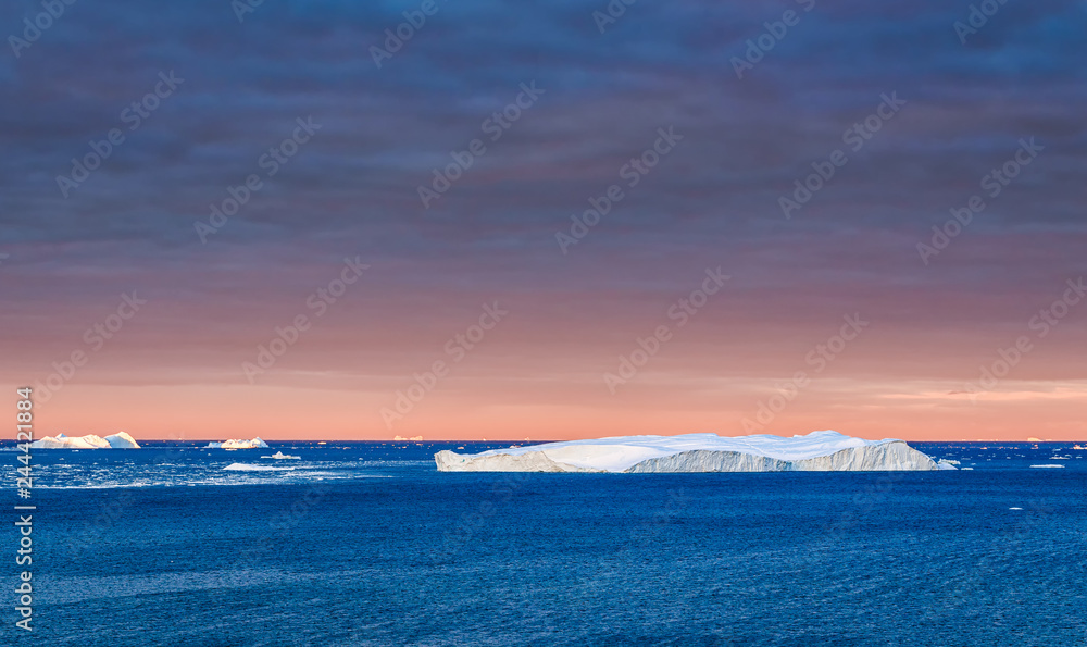 Eisberge in der Discobucht Grönlands im Sonnenuntergang