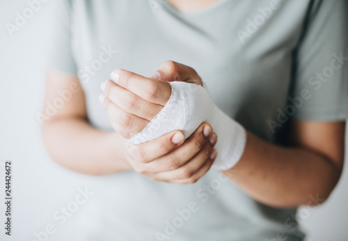 Leinwand Poster Woman with gauze bandage wrapped around her hand