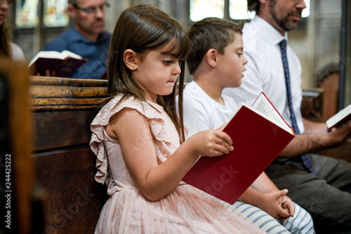 Fotografie Kids joining their father in prayer
