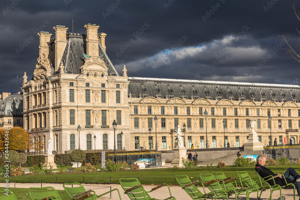 Fototapeta premium Dark clouds, thunderstorm, park in Paris center
