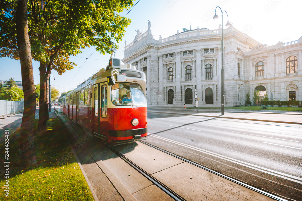 Fototapeta premium Wiedeń tramwaj z Burgtheater o wschodzie słońca, Wiedeń, Austria