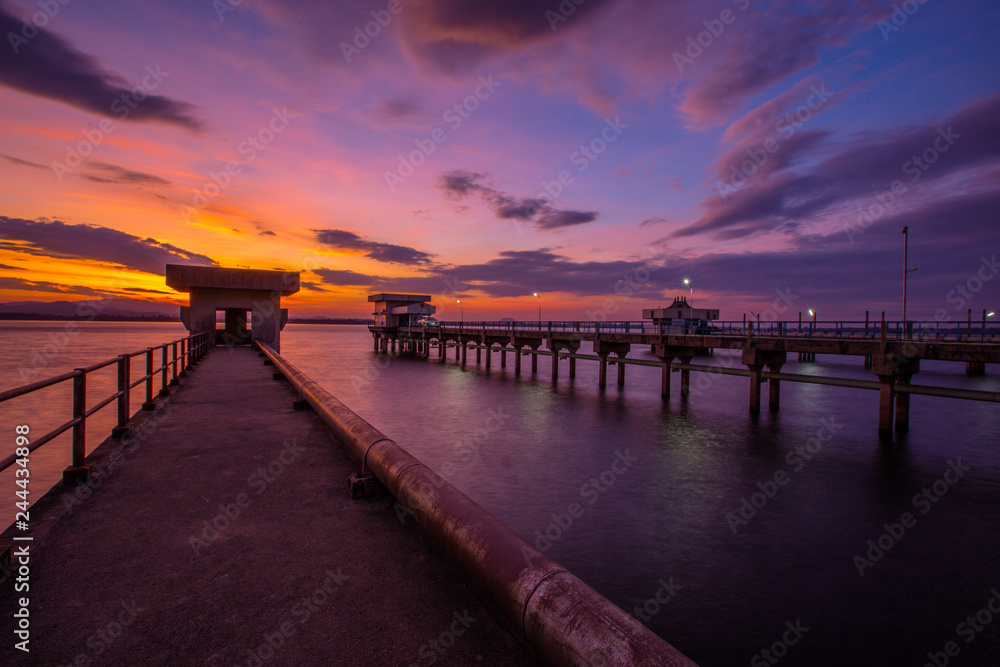 Background view Close-up of panoramic views (sea, bridge, twilight sky) is a natural beauty, the wallpaper of the morning sun. Background view Close-up of panoramic views (sea, bridge, twilight sky) is a natural beauty, the wallpaper of the morning sun.
