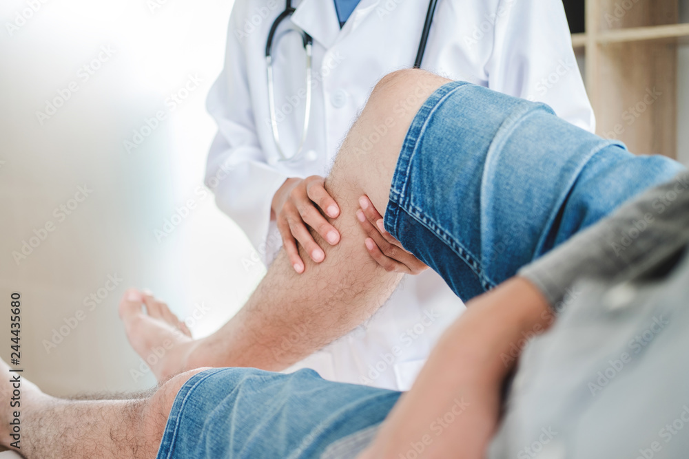 Fototapeta premium Doctor consulting with patient Knee problems Physical therapy concept