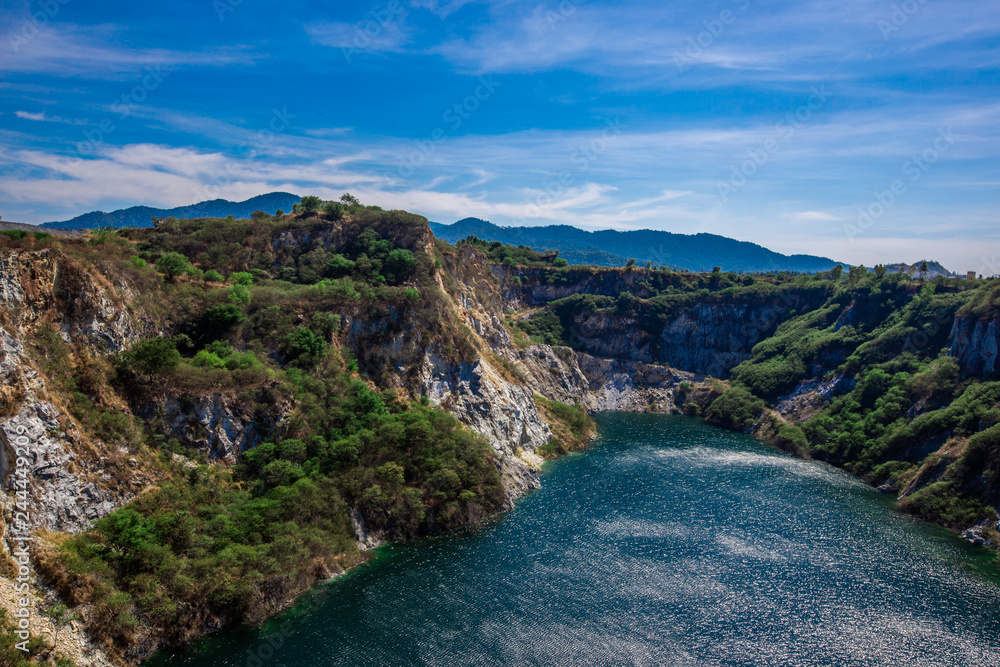 Obraz premium Background of reservoirs or lakes that are in tourist attractions, natural viewpoints (mountains, grass, trees, sky), natural view, intimate, surrounding atmosphere, refreshing and resting on the way