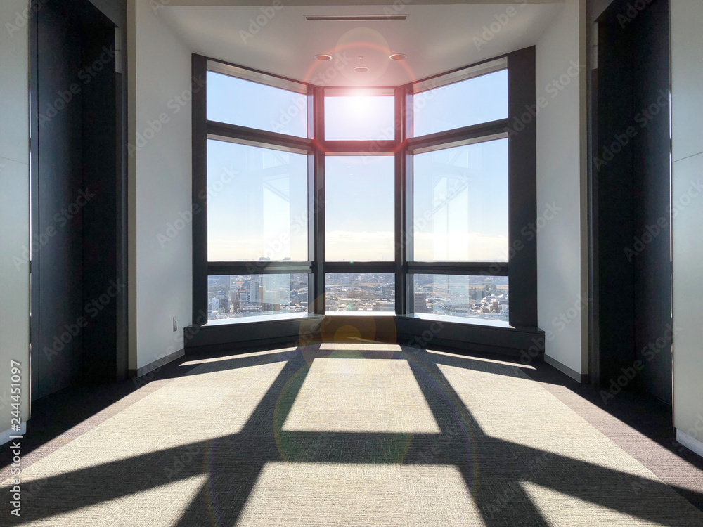 Obraz premium 逆光の窓 タワー回廊 レンズフレア