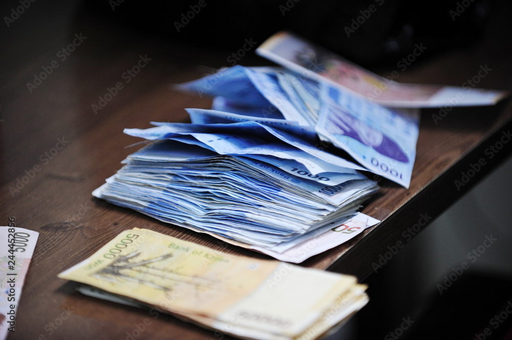 The counting of Korean paper money The counting of Korean paper money