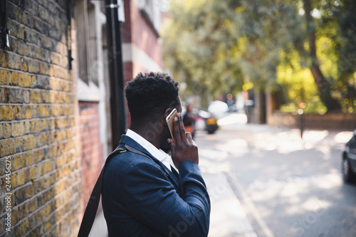 Canvas Print Businessman chatting on the phone in London