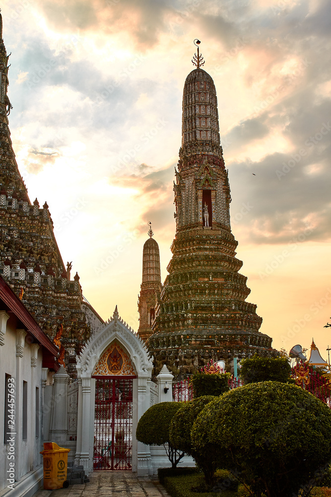 Fototapeta premium Wat Arun Temple at sunset in bangkok Thailand. Wat Arun is a Buddhist temple in Bangkok Yai district of Bangkok