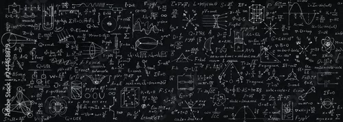 Panel kuchenny z motywem Wide blackboard inscribed with scientific formulas and calculations in physics, mathematics and electrical circuits. Science and education background.