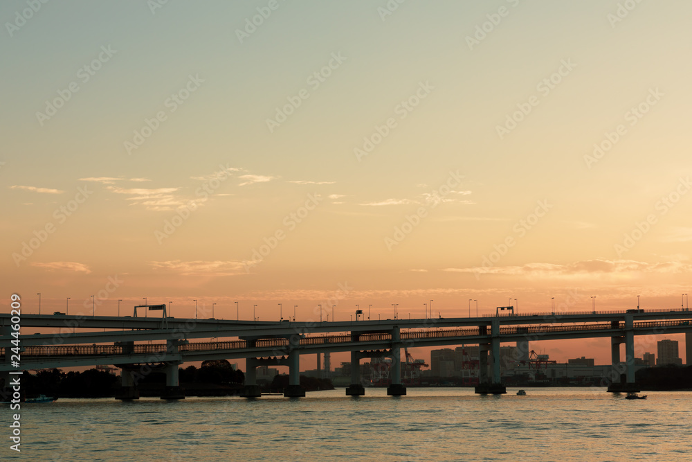 Fototapeta premium (東京都ｰ都市風景)豊洲側から望むお台場方面の夕景１