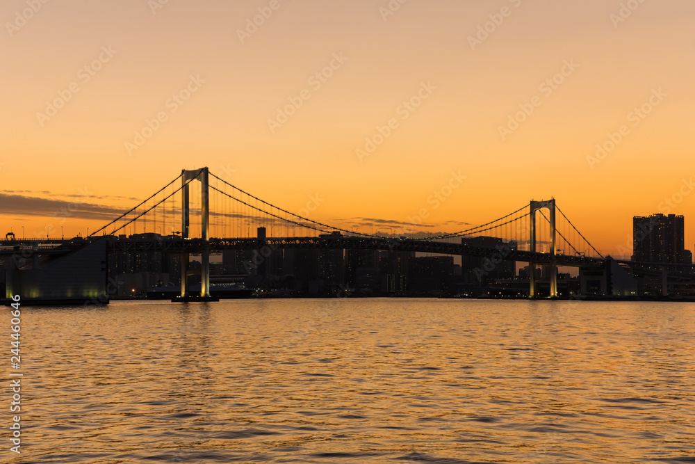 Obraz premium (東京都ｰ都市風景)夕暮れ時のレインボーブリッジ４