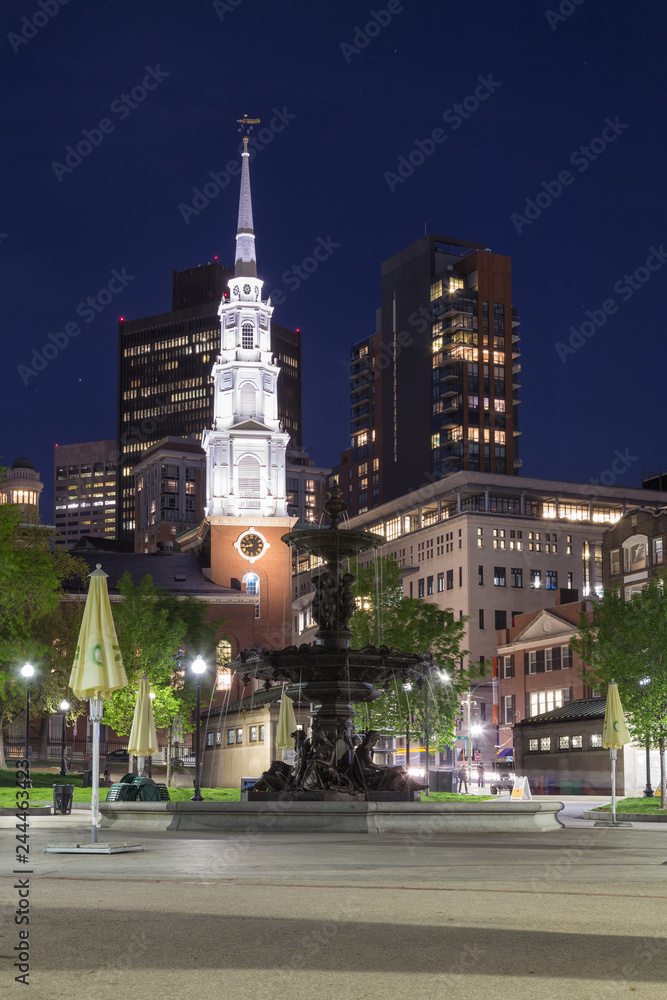 Obraz premium Brewer Fountain at Night in Boston