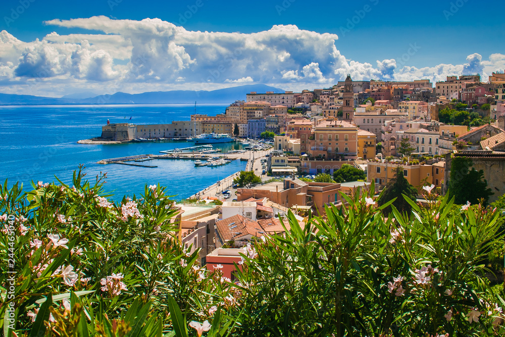 Veduta panoramica di Gaeta sul mar tirreno in estate - obrazy, fototapety, plakaty 