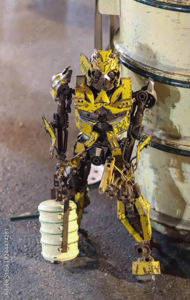 Obraz premium Yellow robot is carrying a lunch box. Hungry robot at Chiangmai walking street, Thailand 