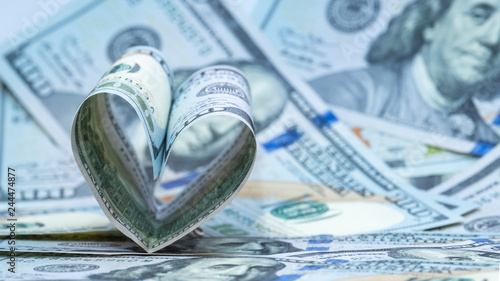 Fotografia One hundred dollars US banknote in the shape of a heart
