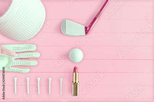 Golfequipment für Damen auf Holzunterlage in pink von oben