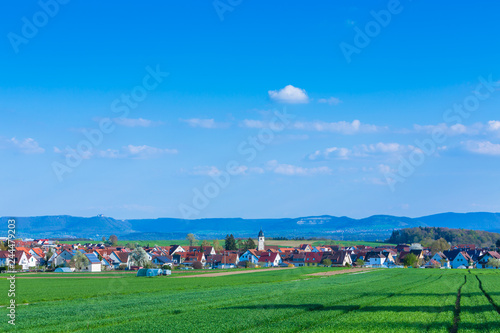 Idyllisches Dorf Wolfschlugen mit der schwäbischen Alb im Hintergrund