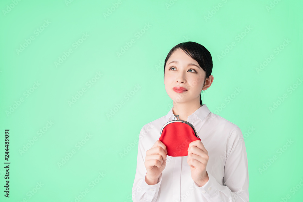 財布を持つ女性 財布を持つ女性