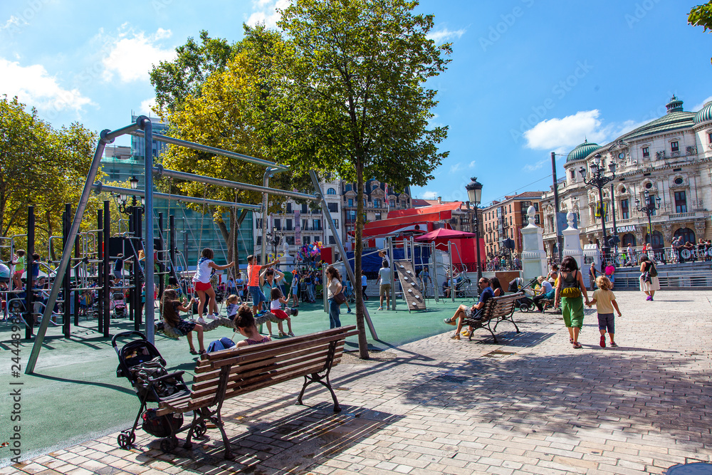 Fototapeta premium Ambiente festivo en los jardines de El Arenal en la Aste Nagusia-Semana Grande de Bilbao, Vizcaya, País Vasco.
