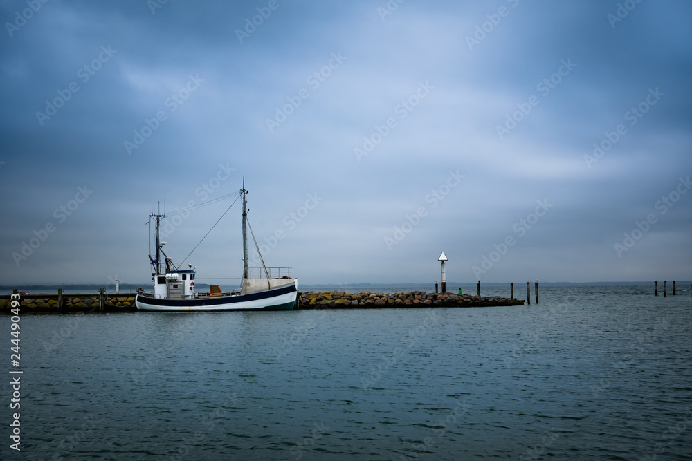 Fischerboot am Hafensteg