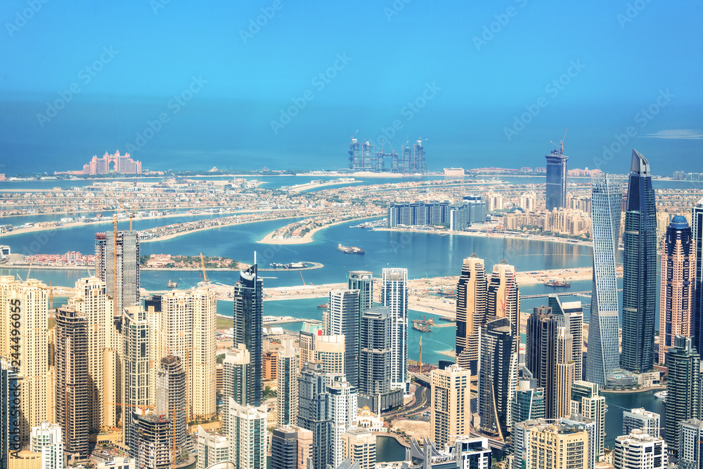 Fototapeta premium Widok z lotu ptaka Dubaj Marina linia horyzontu, Palmowy Jumeirah w tle, Zjednoczone Emiraty Arabskie